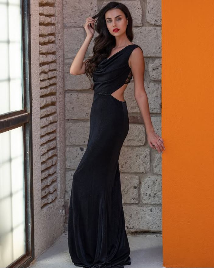 sleeveless black dress